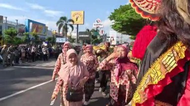 Bazı insanlar yeni yılı kutlamak için kültürel bir geçit töreninde yürürler (grebeg suro).