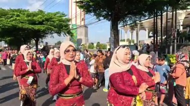 Bazı insanlar yeni yılı kutlamak için kültürel bir geçit töreninde yürürler (grebeg suro).
