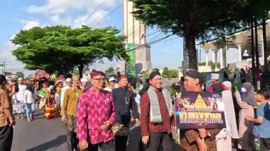 Bazı insanlar yeni yılı kutlamak için kültürel bir geçit töreninde yürürler (grebeg suro).