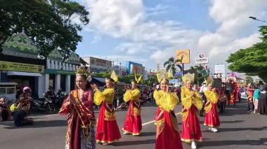 Bazı insanlar yeni yılı kutlamak için kültürel bir geçit töreninde yürürler (grebeg suro).