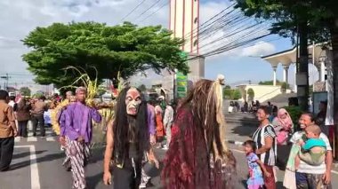 Bazı insanlar yeni yılı kutlamak için kültürel bir geçit töreninde yürürler (grebeg suro).