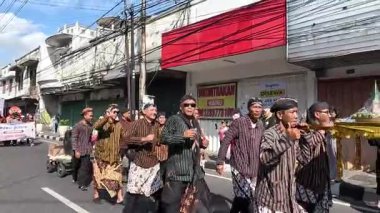 Bazı insanlar yeni yılı kutlamak için kültürel bir geçit töreninde yürürler (grebeg suro).