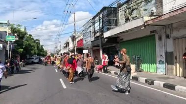 Bazı insanlar yeni yılı kutlamak için kültürel bir geçit töreninde yürürler (grebeg suro).