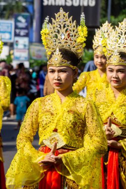 Bazı insanlar yeni yılı kutlamak için kültürel bir geçit töreninde yürürler (grebeg suro).