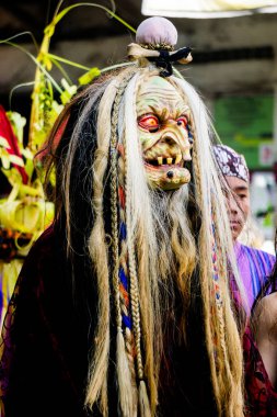 Bazı insanlar yeni yılı kutlamak için kültürel bir geçit töreninde yürürler (grebeg suro).