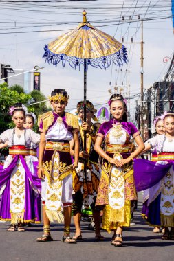 Bazı insanlar yeni yılı kutlamak için kültürel bir geçit töreninde yürürler (grebeg suro).