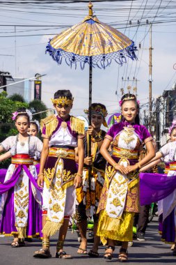 Bazı insanlar yeni yılı kutlamak için kültürel bir geçit töreninde yürürler (grebeg suro).