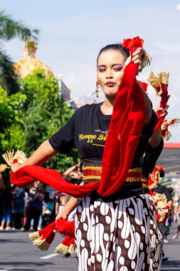 Bazı insanlar yeni yılı kutlamak için kültürel bir geçit töreninde yürürler (grebeg suro).