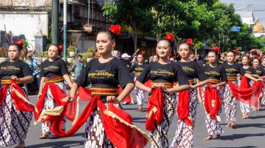 Bazı insanlar yeni yılı kutlamak için kültürel bir geçit töreninde yürürler (grebeg suro).