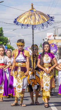 Bazı insanlar yeni yılı kutlamak için kültürel bir geçit töreninde yürürler (grebeg suro).