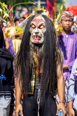 Bazı insanlar yeni yılı kutlamak için kültürel bir geçit töreninde yürürler (grebeg suro).