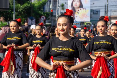 Bazı insanlar yeni yılı kutlamak için kültürel bir geçit töreninde yürürler (grebeg suro).