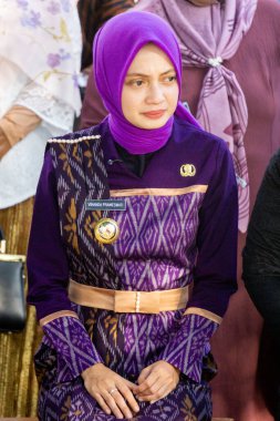 Kediri, Doğu Java, Endonezya - 26 Haziran 2025: Vinanda Prameswati, Kediri Belediye Başkanı, Doğu Java, Suro ayı kutlamalarına katıldı (Cava Yeni Yılı)