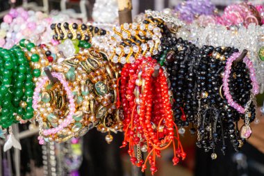 Çeşitli tipte ve boncuklu bilezik modelleri sergilenmektedir.