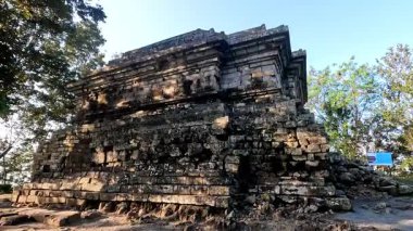 Candi Dadi (Dadi Tapınağı) bir tepede. Bu tapınak, güçlü figürlerin bedenleri için ibadet ve yakma yeri olarak kullanıldı..