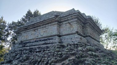 Candi Dadi (Dadi Tapınağı) bir tepede. Bu tapınak, güçlü figürlerin bedenleri için ibadet ve yakma yeri olarak kullanıldı..