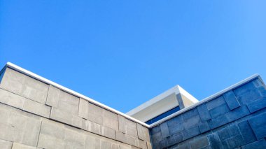 Mavi gökyüzü arka planlı modern bir bina. Proje veya alıntılar için arkaplan.