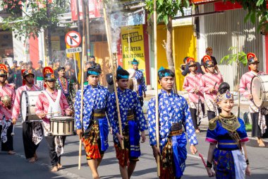Kirab nawa tirta. Bu geçit töreni, Kyai Upas Jamasan Geçit Töreni 'nin bir geçidi..