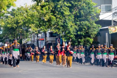 Kirab nawa tirta. Bu geçit töreni, Kyai Upas Jamasan Geçit Töreni 'nin bir geçidi..