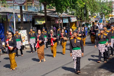 Kirab nawa tirta. Bu geçit töreni, Kyai Upas Jamasan Geçit Töreni 'nin bir geçidi..