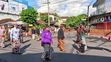 Kirab nawa tirta. Bu geçit töreni, Kyai Upas Jamasan Geçit Töreni 'nin bir geçidi..