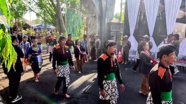 Kirab nawa tirta. Bu geçit töreni, Kyai Upas Jamasan Geçit Töreni 'nin bir geçidi..