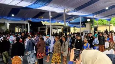 Kirab nawa tirta. Bu geçit töreni, Kyai Upas Jamasan Geçit Töreni 'nin bir geçidi..