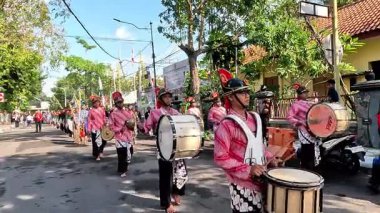 Kirab nawa tirta. Bu geçit töreni, Kyai Upas Jamasan Geçit Töreni 'nin bir geçidi..