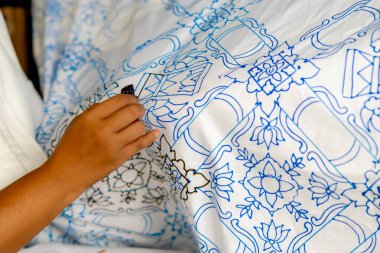 Batik kumaş yapma süreci. Batik, motifleri elle çizilmiş bir kumaş türüdür..