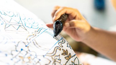Batik kumaş yapma süreci. Batik, motifleri elle çizilmiş bir kumaş türüdür..