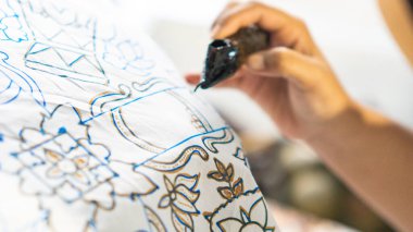 Batik kumaş yapma süreci. Batik, motifleri elle çizilmiş bir kumaş türüdür..