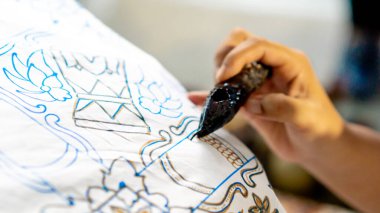 Batik kumaş yapma süreci. Batik, motifleri elle çizilmiş bir kumaş türüdür..