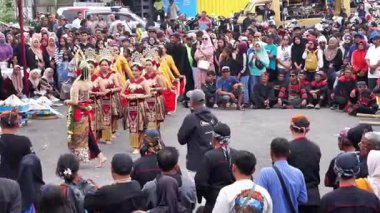 Larung Sesaji Gunung Kelud, bol miktarda hasat için bir minnettarlık ve bedava yiyecek paylaşımı ile güvenlik talebidir.
