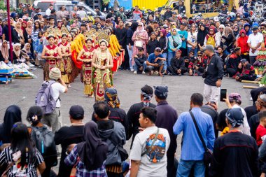 Larung Sesaji Gunung Kelud, bol miktarda hasat için bir minnettarlık ve bedava yiyecek paylaşımı ile güvenlik talebidir.