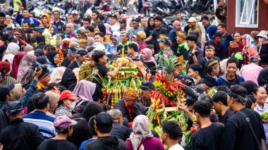 Larung Sesaji Gunung Kelud, bol miktarda hasat için bir minnettarlık ve bedava yiyecek paylaşımı ile güvenlik talebidir.