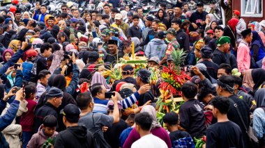 Larung Sesaji Gunung Kelud, bol miktarda hasat için bir minnettarlık ve bedava yiyecek paylaşımı ile güvenlik talebidir.