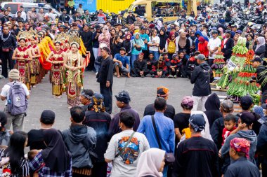 Larung Sesaji Gunung Kelud, bol miktarda hasat için bir minnettarlık ve bedava yiyecek paylaşımı ile güvenlik talebidir.