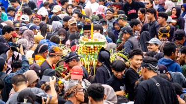 Larung Sesaji Gunung Kelud, bol miktarda hasat için bir minnettarlık ve bedava yiyecek paylaşımı ile güvenlik talebidir.