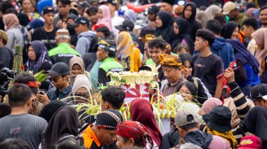 Larung Sesaji Gunung Kelud, bol miktarda hasat için bir minnettarlık ve bedava yiyecek paylaşımı ile güvenlik talebidir.