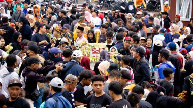 Larung Sesaji Gunung Kelud, bol miktarda hasat için bir minnettarlık ve bedava yiyecek paylaşımı ile güvenlik talebidir.