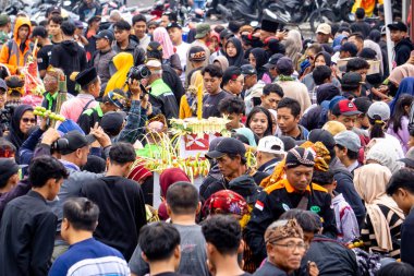 Larung Sesaji Gunung Kelud, bol miktarda hasat için bir minnettarlık ve bedava yiyecek paylaşımı ile güvenlik talebidir.