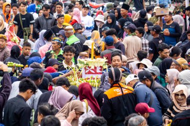 Larung Sesaji Gunung Kelud, bol miktarda hasat için bir minnettarlık ve bedava yiyecek paylaşımı ile güvenlik talebidir.