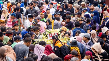 Larung Sesaji Gunung Kelud, bol miktarda hasat için bir minnettarlık ve bedava yiyecek paylaşımı ile güvenlik talebidir.