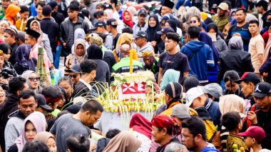 Larung Sesaji Gunung Kelud, bol miktarda hasat için bir minnettarlık ve bedava yiyecek paylaşımı ile güvenlik talebidir.