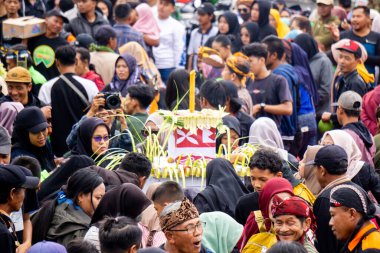 Larung Sesaji Gunung Kelud, bol miktarda hasat için bir minnettarlık ve bedava yiyecek paylaşımı ile güvenlik talebidir.