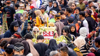 Larung Sesaji Gunung Kelud, bol miktarda hasat için bir minnettarlık ve bedava yiyecek paylaşımı ile güvenlik talebidir.