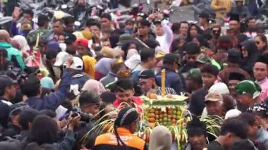 Larung Sesaji Gunung Kelud, bol miktarda hasat için bir minnettarlık ve bedava yiyecek paylaşımı ile güvenlik talebidir.