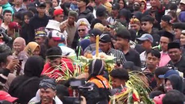 Larung Sesaji Gunung Kelud, bol miktarda hasat için bir minnettarlık ve bedava yiyecek paylaşımı ile güvenlik talebidir.