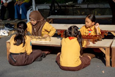 Güneydoğu Asya mankalası (congkak, congklak, tjongklak, congka, chonca, chongca, dakon, sungka). Geleneksel bir oyun.