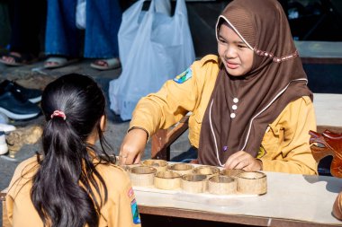 Güneydoğu Asya mankalası (congkak, congklak, tjongklak, congka, chonca, chongca, dakon, sungka). Geleneksel bir oyun.